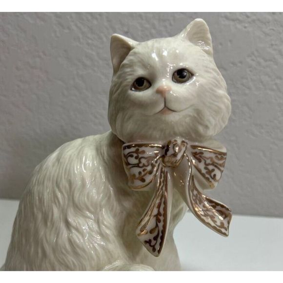 Lenox Fine China Sitting Pretty Cat Figurine Trimmed in Gold B090 - Picture 8 of 8